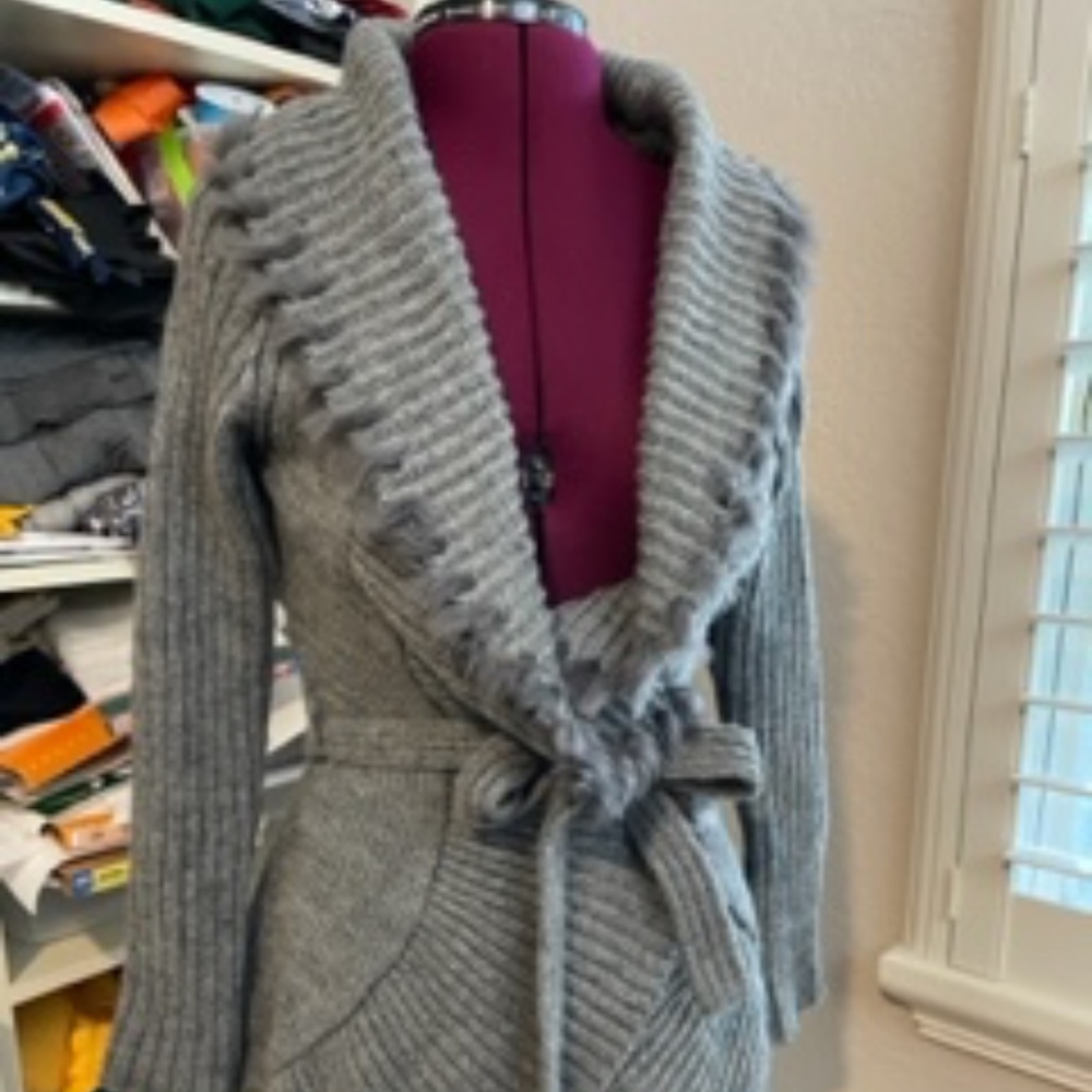 Anthropologie The Cue Cher Qu Sweater Cardigan S with fur trim EUC